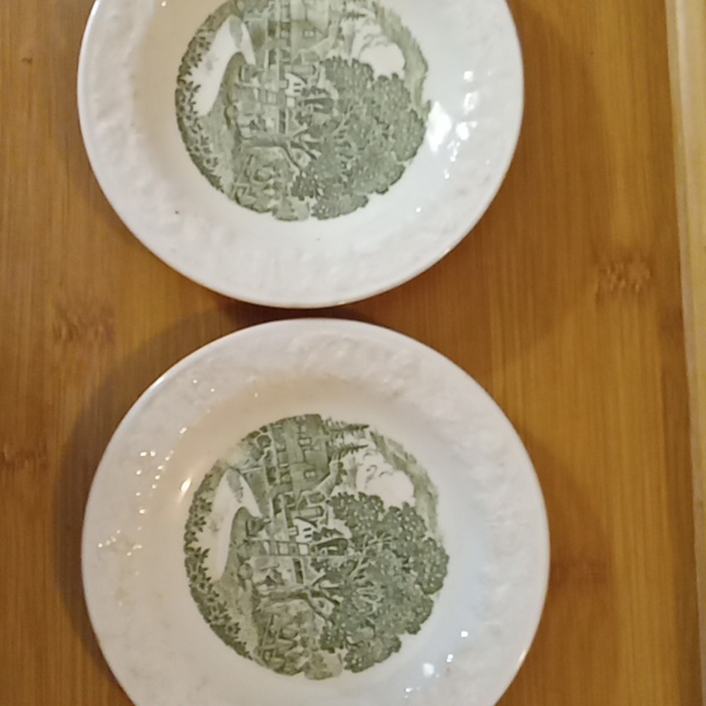 2 small Decorative plates